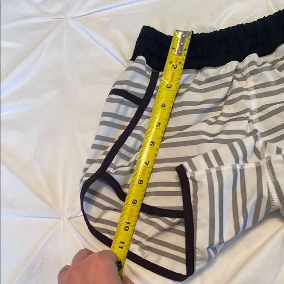 Lululemon Run Track Attack Short Women’s Twin Stripe Black Drawcord Waist Lined - Picture 2 of 7